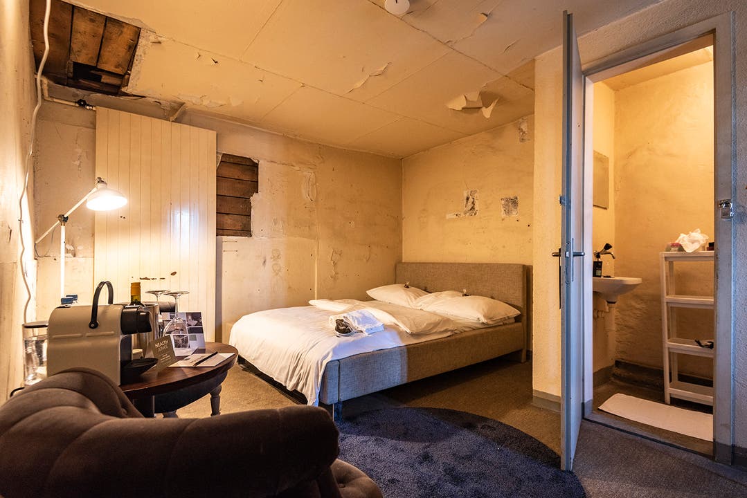 Baden: Das Hotelzimmer befindet sich in einer ehemaligen Gefängniszelle im Stadtturm. (Bilder: Schweiz Tourismus)
