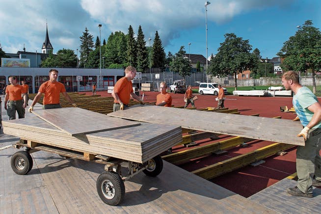 Zivilschützer und Freiwillige helfen beim Aufbau eines Turnzeltes. (Bild: Eveline Beerkircher (Hochdorf, 5. Juni 2018))
