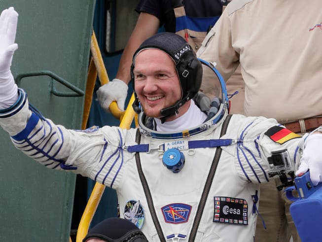 Ein letztes Winken vor dem Abflug: der deutsche Astronaut Alexander Gerst ist von Baikonur in Kasachstan zu seinem zweiten Raumflug gestartet. (Bild: Keystone/AP POOL/DMITRI LOVETSKY)