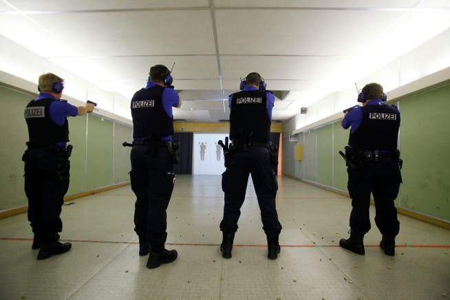 Vier Mal pro Jahr absolvieren die Obwaldner Polizisten ein internes Schiesstraining. (Symbolbild: Stefan Kaiser) 