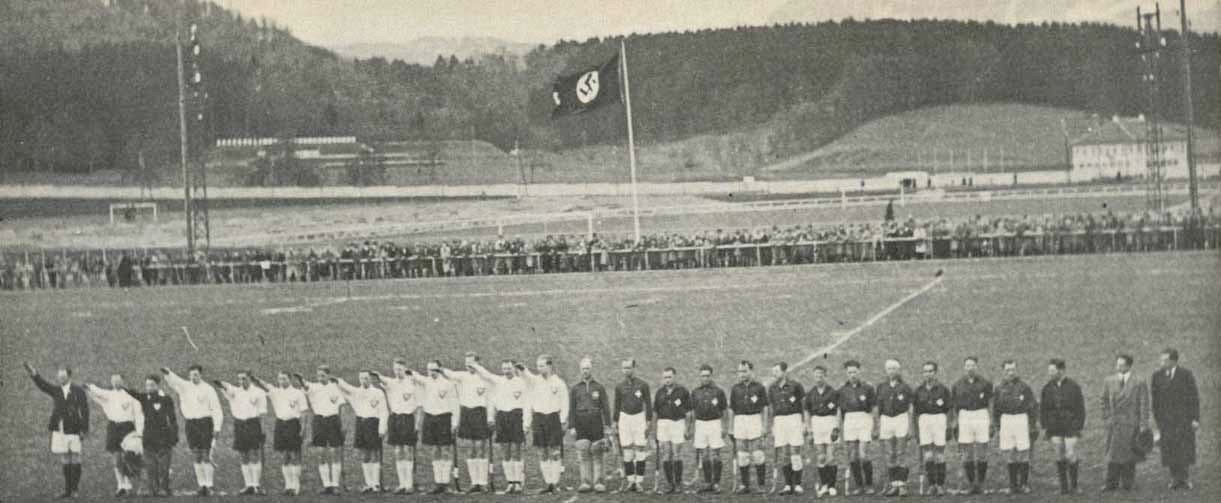 1935: Landhockey-Länderspiel Schweiz-Deutschland auf der Allmend. Die deutsche Mannschaft erhebt die rechte Hand zum Hitler-Gruss.