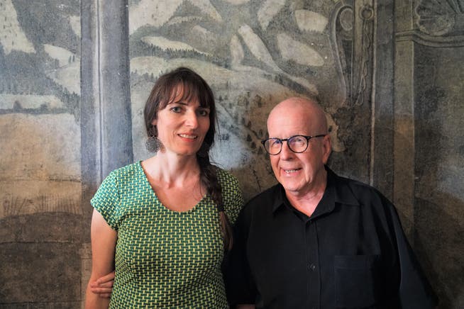 Judith Albert und Franz Bucher in der Galerie Hofmatt. Im Hintergrund das alte Wand-Fresko im Gewölbekeller. Das Fresko inspirierte die Künstler. (Bild: Romano Cuonz, (Sarnen, 2.6.18)