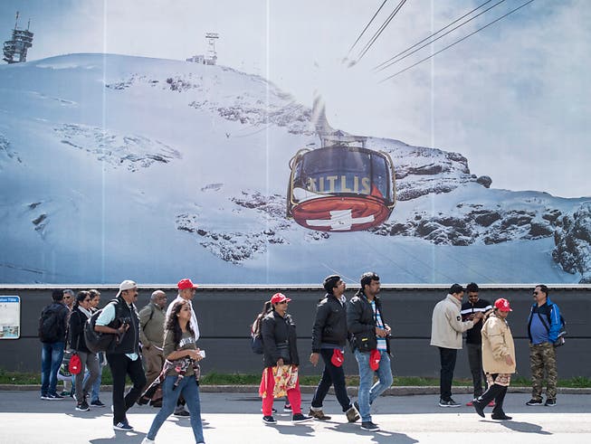 In der vergangenen Wintersaison kamen insbesondere mehr Touristen aus asiatischen Ländern in die Schweiz. (Bild: KEYSTONE/URS FLUEELER)