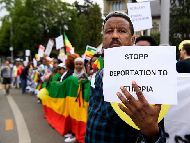 Äthiopierinnen und Äthiopier demonstrieren auf dem Berner Helvetiaplatz gegen ein EU-Abkommen, das auch der Schweiz erlaubt, Asylsuchende nach Äthiopien abzuschieben. (Bild: KEYSTONE/ANTHONY ANEX)