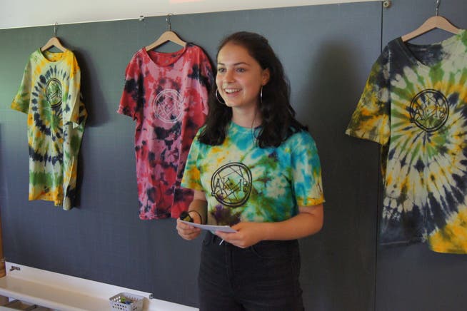 Valentina Monaco präsentiert ihre Batik-T-Shirts für die ganze Klasse mit dem selbst entworfenen Logo «AK 18». (Bilder: Franz Niederberger (Oberdorf, 7. Juni 2018)) 