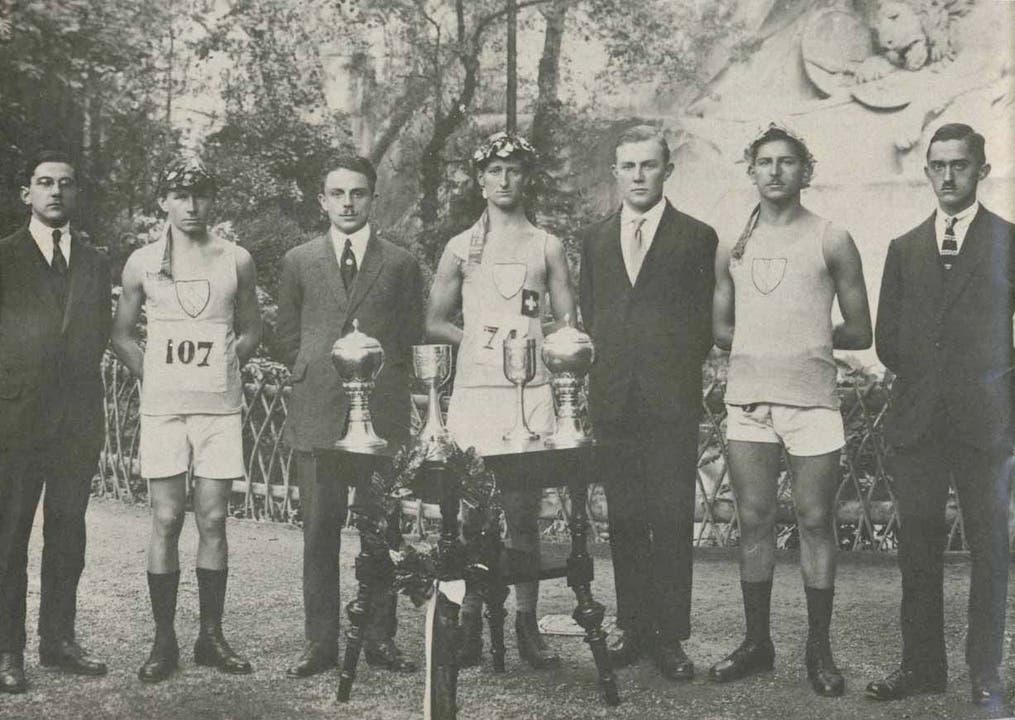 1920er Jahre: Preisgekrönte LSC-Leichtathleten vor dem Löwendenkmal in Luzern. In der Bildmitte mit Nummer 74 ist wieder der erfolgreiche Läufer Hans Zeier zu erkennen.