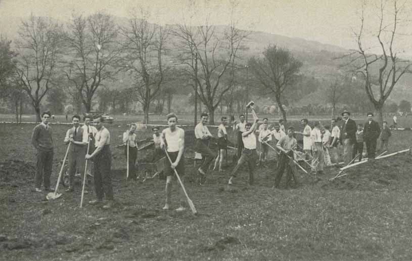 1928: Die Clubmitglieder legen Hand an und bauen die erste Aschenbahn auf der Allmend.