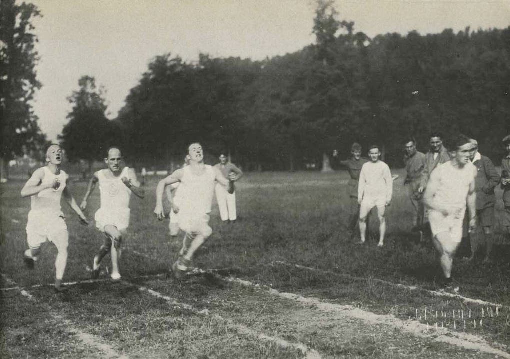 Frühe 1920er Jahre: Die späteren LSC-Präsidenten Jules Gut (ganz rechts) und Walter Strebi (Mitte) laufen mit zwei weiteren Athleten auf der Allmend auf der ersten Leichtathletik-Anlage beim Eichwäldli um die Wette. (Bilder aus der Jubiläumsschrift des LSC)