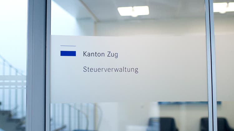 Eingang der Steuerverwaltung Kanton Zug: Die Zuger Steuerprivilegien würden den Ärmsten schaden, sind die Alternativen überzeugt. Bild: Maria Schmid (11. Januar 2018)