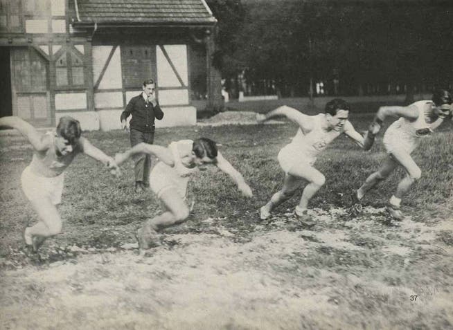 Anfang 1920er Jahre: Robert Strebi (hinten), der damalige Präsident des Sportclubs Luzern, gibt den Startpfiff für einen Sprintlauf auf der Allmend beim Eichwäldli. (Bild aus der Jubiläumsschrift des LSC)