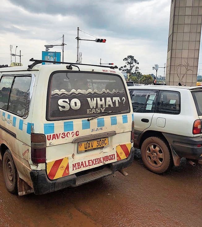 «Easy!» Der Chauffeur dieses Busses in Kampala bewahrt auch im Stossverkehr die Ruhe. (Bild: Yasmin Kunz; Kampala, 5. Juni 2018)