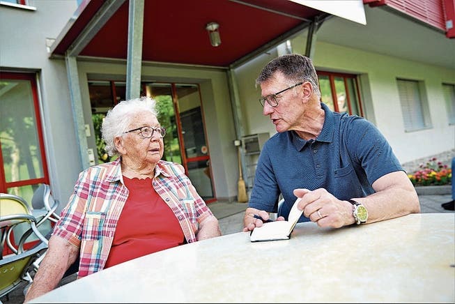 Peter Nyffenegger im Gespräch mit Rosa von Flüe im «Felsenheim» in Sachseln. (Bild: Romano Cuonz (5. Juni 2018))