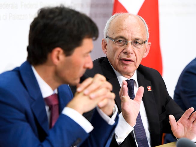 Finanzminister Ueli Maurer (rechts) und Staatssekretär Jörg Gasser drohen der EU mit Gegenmassnahmen, falls die Schweizer Börsenregulierung nicht als gleichwertig anerkannt wird. (Bild: KEYSTONE/ANTHONY ANEX)