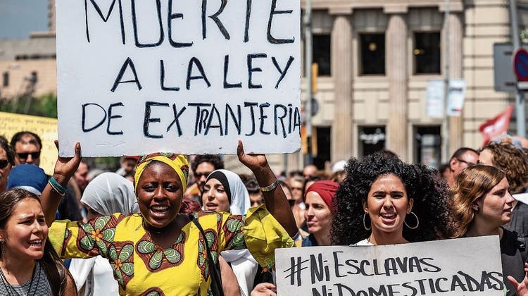 Hunderte Frauen demonstrieren für bessere Arbeitsbedingungen. (Paco Freire/Getty, Barcelona, 17. Juni 2018)
