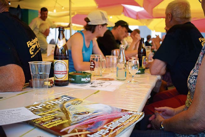 Gemütlich wird beim Jubiläumsfest des Fischervereins Weinfelden beisammen gesessen. (Bild: Maria Keller)