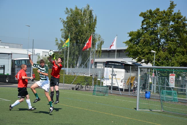TZ-Goalie Markus Müller in Rot hat den Ball vor Markus Zahnd (grünweiss). Urs Brüschweiler (TZ) läuft sich derweil warm. (Bild: Mathias Frei)