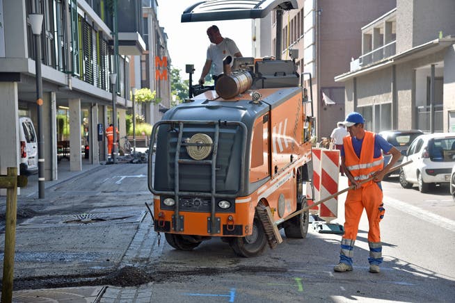An der Thomas-Bornhauser-Strasse wird derzeit gebaut: Vorarbeiten und Sanierungen beschäftigen die Bauarbeiter. (Bild: Mario Testa)