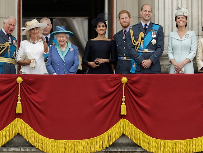 Queen Elizabeth und weitere Mitglieder der Königsfamilie haben an der 100-Jahr-Feier der Royal Air Force teilgenommen. (Bild: KEYSTONE/AP/MATT DUNHAM)