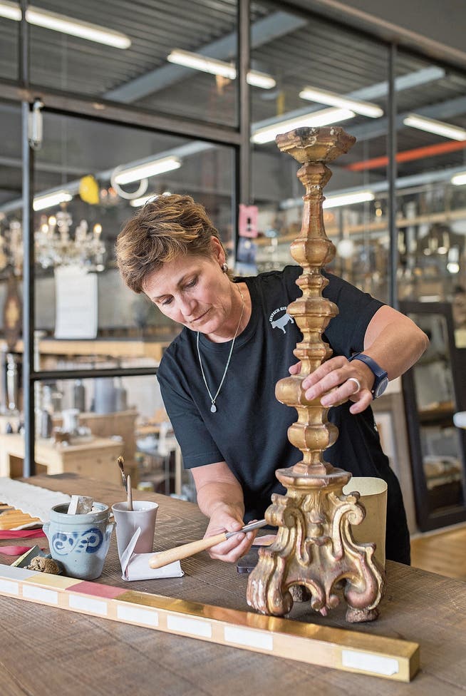Christine Hofer in Ihrem Atelier beim Vergolden eines Kerzenständers. (Bild: Boris Bürgisser (Emmen, 12. Juni 2018))