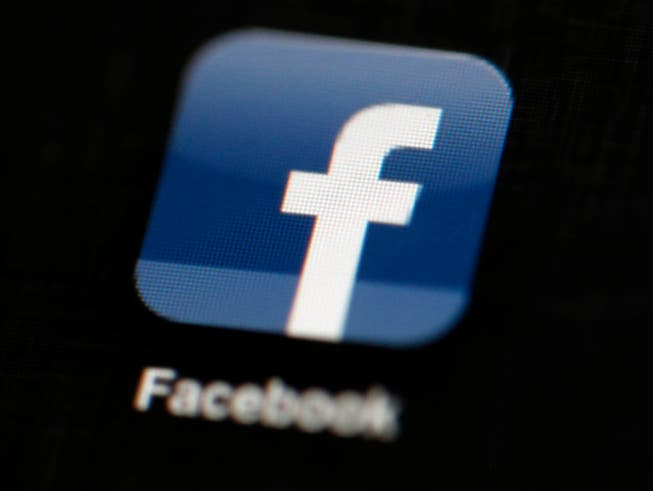 Nach dem Datenskandal: Facebook erwartet in Grossbritannien die Höchststrafe. (Bild: KEYSTONE/AP/MATT ROURKE)