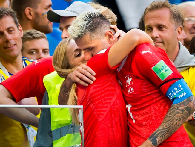 Lara Gut und Valon Behrami (hier an der Fussball-WM in Russland nach dem Ausscheiden der Schweiz gegen Schweden) sind nun ein Ehepaar (Bild: KEYSTONE/LAURENT GILLIERON)