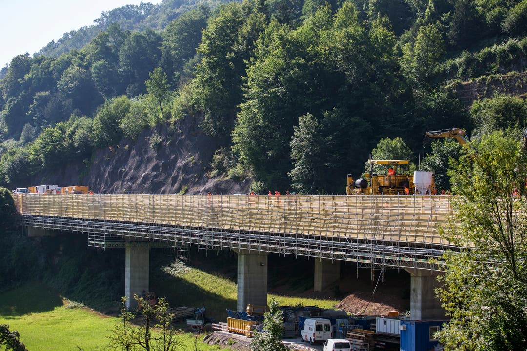 Die Brücken Boli, Mettlen und Linden werden mit dem neuen Baustoff verdichtet. (Bild: Alexandra Wey / Keystone (Goldau, 12. Juli 2018))