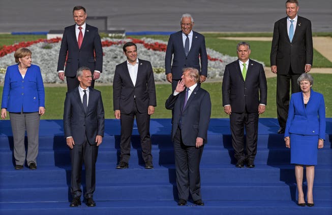 Donald Trump inszeniert sich selbst beim Gruppenfoto. Was er wohl Angela Merkel zuruft? (Bild: Christian Bruna/EPA (Brüssel, 12. Juli 2018)