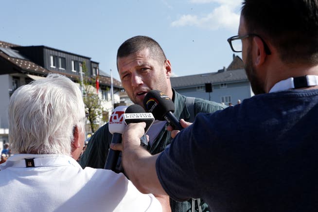 Gefragter Interviewpartner nach seinem Sieg am Zuger Kantonalen: Martin Grab. (Bild: Werber Schelbert (Menzingen, 22. April 2018))