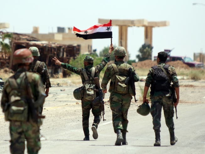 Syrische Soldaten im Umland von Daraa. (Bild: Keystone/EPA/YOUSSEF BADAWI)