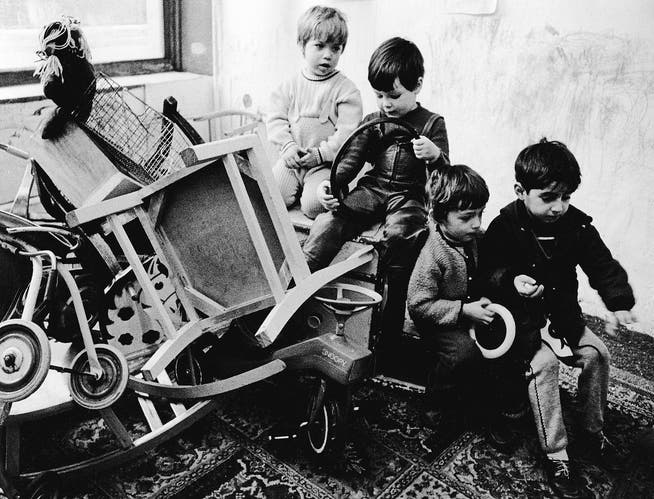 Kinder um 1968 in einem der neuen «Kinderläden»; Kindergärten, wo sie sich selber organisieren mussten. (Bild: Harald Schumacher/Keystone)