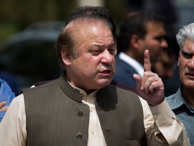 Pakistans Ex-Premierminister Nawaz Sharif ist bei seiner Ankunft am Freitag in Pakistan aufgrund von Korruptionsvorwürfen festgenommen und in Untersuchungshaft gesteckt worden. (Bild: KEYSTONE/AP/B.K. BANGASH)