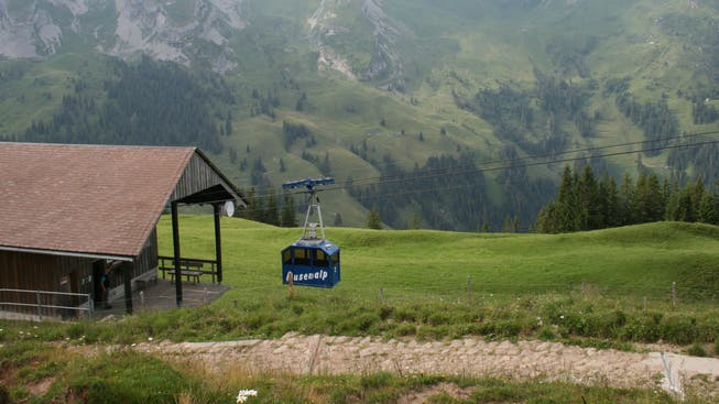 Die Musenalpbahn fährt in die Bergstation auf rund 1750 Metern über Meer ein. (Bild: Sepp Odermatt, 10. Juli 2018)