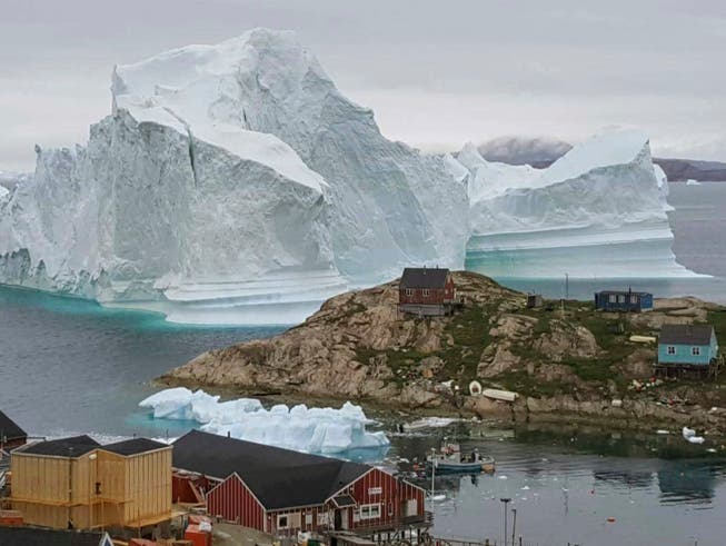 Der riesige Eisberg vor Innarsuit könnte kalben und die Flutwelle das Dorf mitreissen. (Bild: KEYSTONE/AP Ritzau Scanpix/KARL PETERSEN)