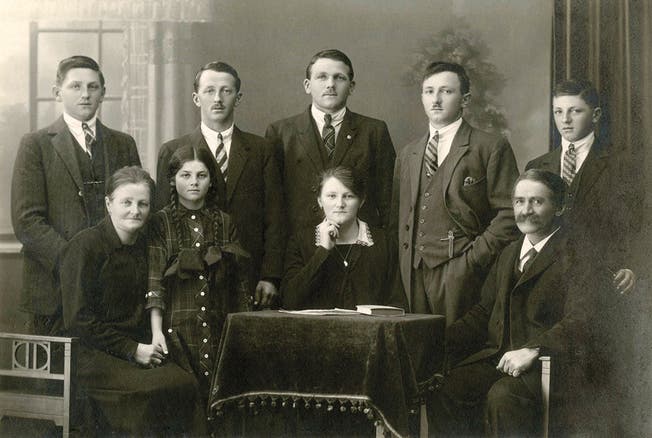 Rosa (unten links) und Johann (unten rechts) Scherrer-Widmer 1926 mit ihren fünf Söhnen und zwei Töchtern, von links: Willi, Martha, Othmar, Johann, Anna, Anton und Werner. (Bild: PD)