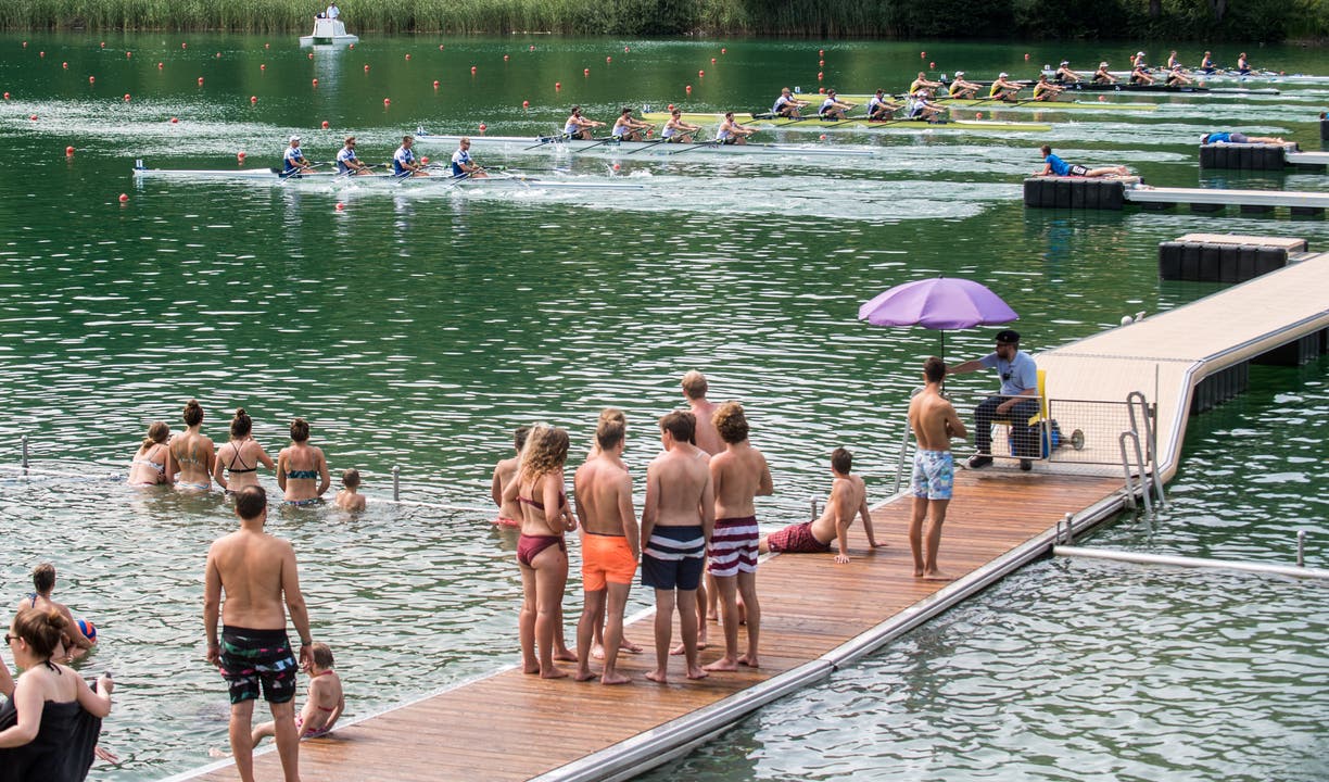 Gäste der Rotsee-Badi haben einen perfekten Blick auf den Start der Wettkämpfe. (Bild: Boris Bürgisser (Luzern, 14. Juli 2018))