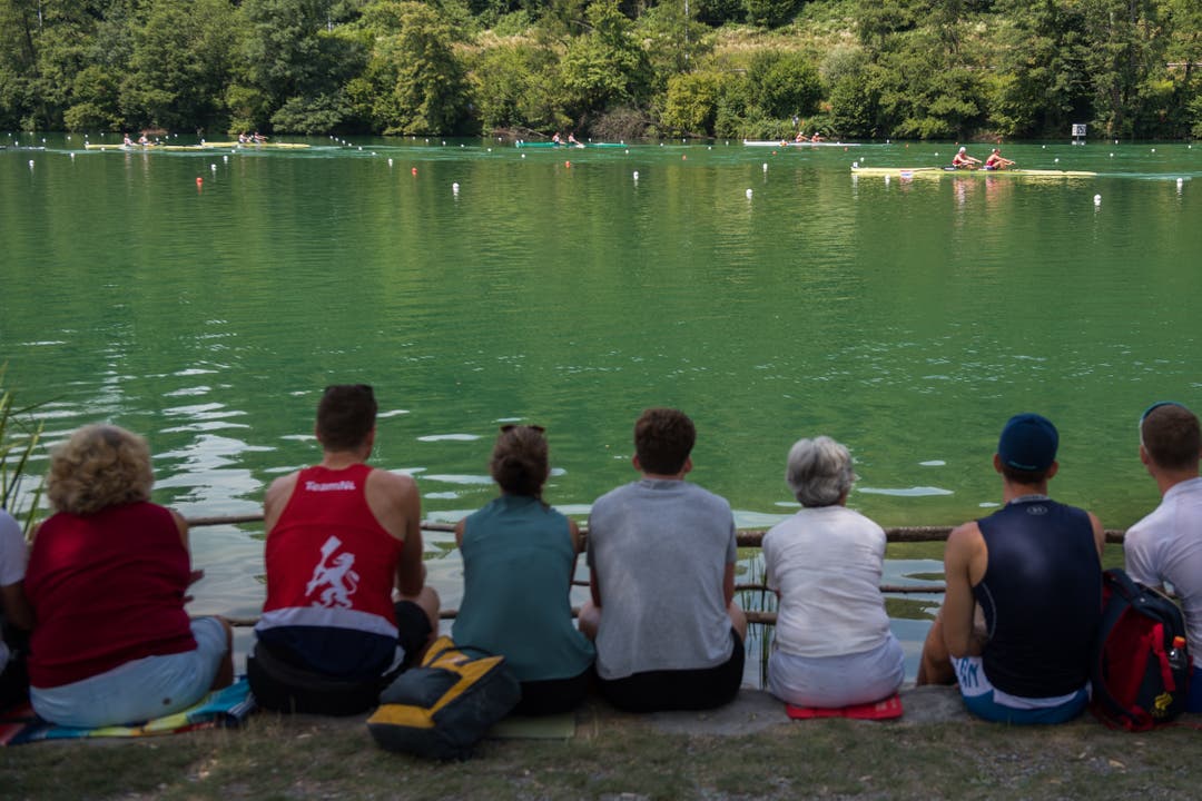 Die Ruder-Fans verteilen sich über das gesamte Rotsee-Ufer. (Bild: Boris Bürgisser (Luzern, 14. Juli 2018))