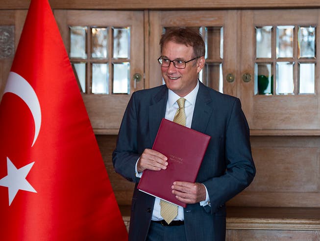 Ilhan Saygili, Botschafter der Türkei in Bern, kündigt die voraussichtliche Aufhebung des Ausreisestopps für sieben schweizerisch-türkische Doppelbürger in der Türkei an. (Bild: KEYSTONE/PATRICK HUERLIMANN)