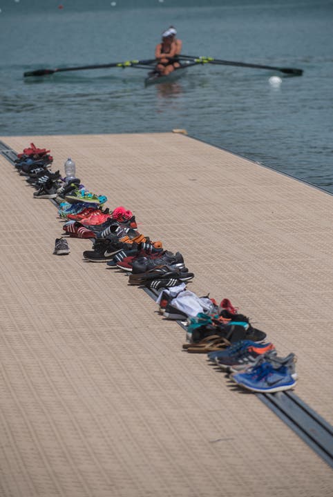 Auf einem Steg deponieren die Ruderer ihre Schuhe, bevor sie ins Boot steigen. (Bild: Boris Bürgisser (Luzern, 14. Juli 2018))