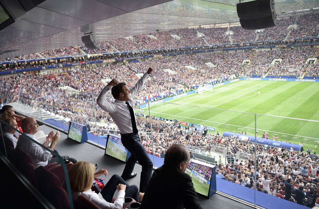 Frankreichs-Präsident Emmanuel Macron jubelt neben Fifa-Präsident Gianni Infantino (links). Bild: Alexei Nikolsky / EPA)