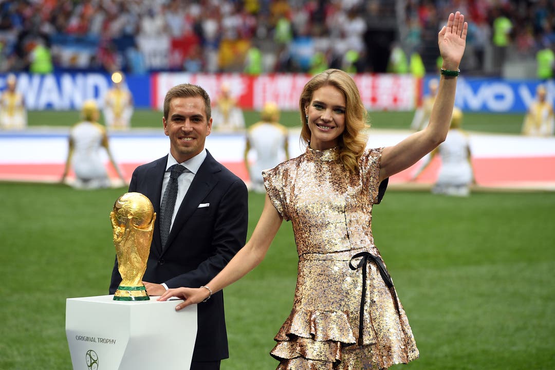 Der ehemalige deutsche Fussballer Philipp Lahm und das russische Model Natalia Vodianova brachten den WM-Pokal ins Stadion. (Bild: Facundo Arrizabalaga / EPA)