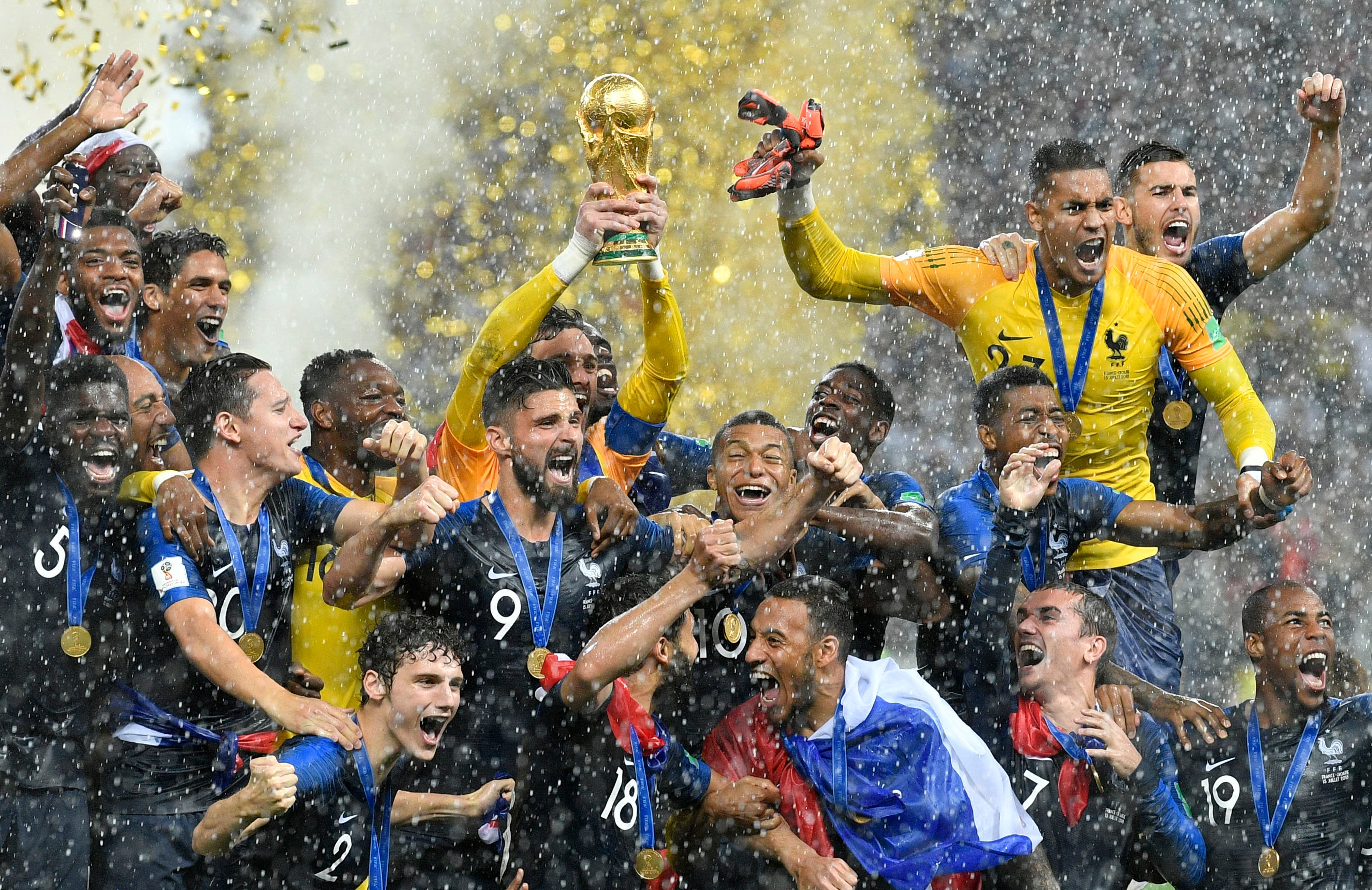 Frankreich feiert den Weltmeistertitel. Mit dem Pokal: Torhüter Hugo Lloris (Bild; Martin Meissner / AP)