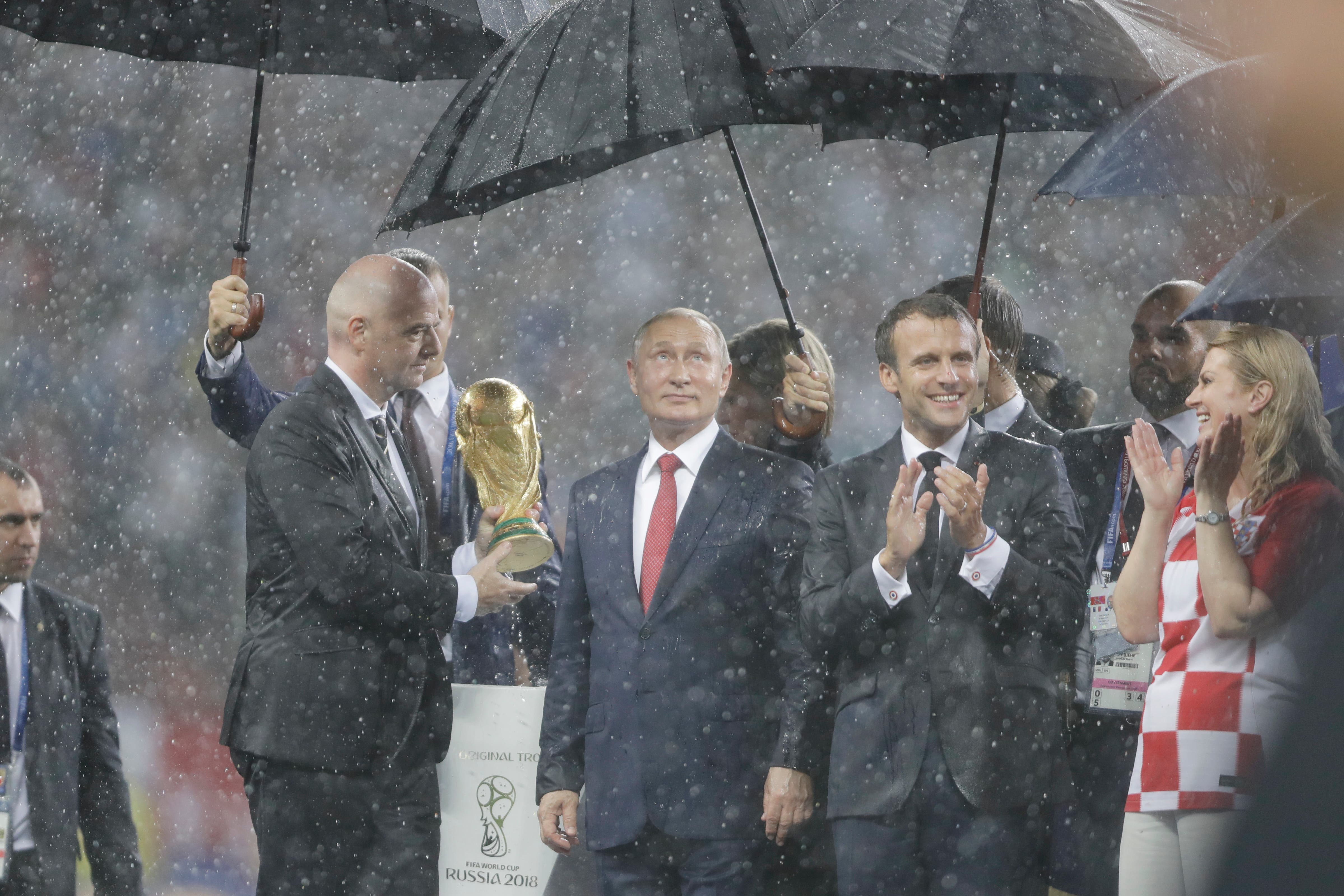 Fifa-Präsident Gianni Infantino, Russland-Präsident Vladimir Putin, Frankreich-Präsident und die kroatische Präsidentin Kolinda Grabar-Kitarovic bei der Pokalübergabe (Bild: Natacha Pisarenko / AP)