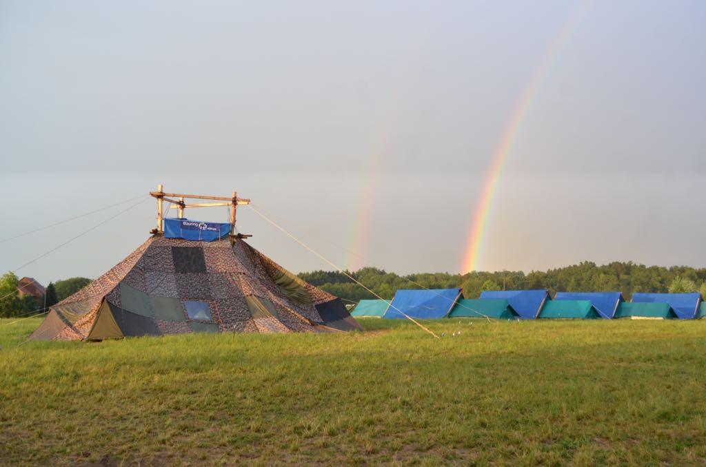 Hinter dem Sarasani-Zelt des Blaurings Willisau in Forel FR gehen zwei Regenbogen nieder. (Bild: Anja Meier)