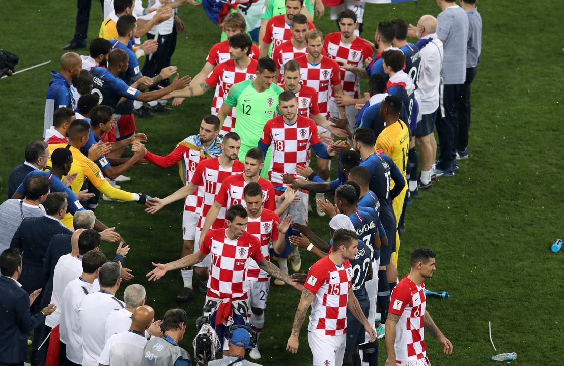 Die Franzosen stehen Spalier für die Kroaten kurz vor der Medaillenübergabe (Bild: Thanassis Stavrakis / AP)