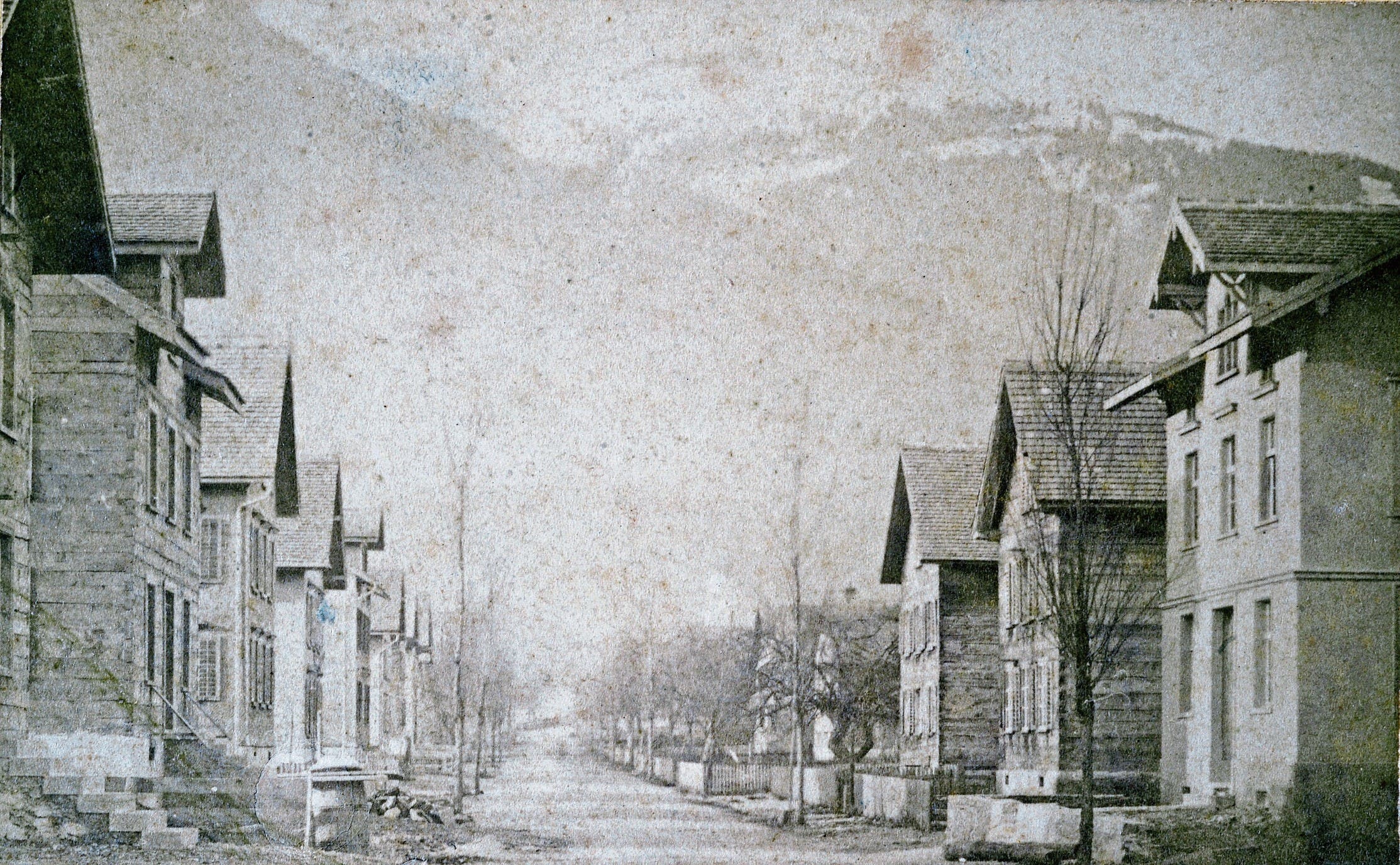 Die Bahnhofstrasse um etwa 1878 war noch ein bescheidener, aber doch schon prägender Strassenzug. (Bild: Archiv Hansruedi Rohrer)