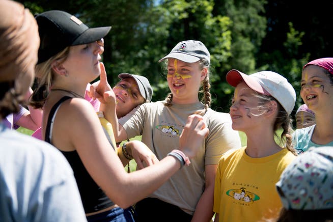 Mädchen des Blauring Altdorf bereiten sich mit der Kriegsbemalung auf das «Fighter-Game» vor. (Bild: Corinne Glanzmann, Buttisholz 16. Juli 2018)