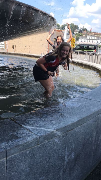 Bei der «Crazy Challenge» der Pfadi Isenringen Beckenried gab es verschiedene Aufgaben zu meistern. Diese beiden Mädchen haben dabei gerade erfolgreich Punkte gesammelt, indem sie im Wagenbachbrunnen in Luzern baden gingen.