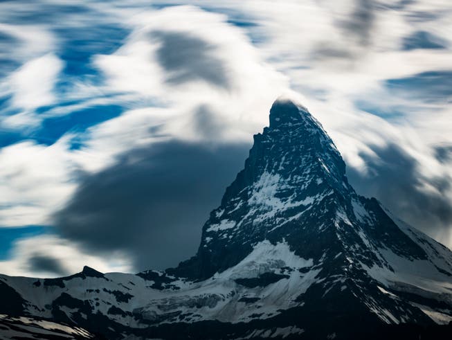 Das Matterhorn von der Schweizer Seite aus. Am Mittwoch stürzten an der Südflanke eine Bergsteigerin und ein Bergsteiger ab. (Bild: Keystone/VALENTIN FLAURAUD)