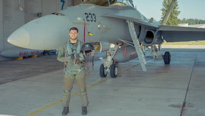 Der Thurgauer Maurice «Moe» Mattle vor einem Kampfjet des Typs F/A-18D.