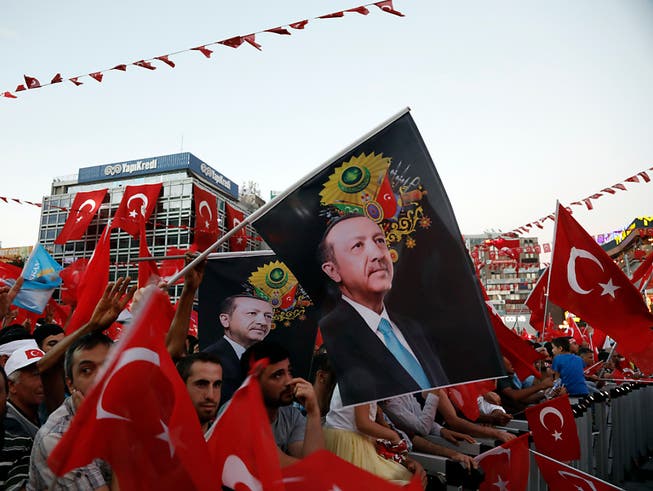 Liess den zweijährigen Ausnahmezustand im Land auslaufen: Türkeis Staatspräsident Recep Tayyip Erdogan. (Bild: KEYSTONE/AP/BURHAN OZBILICI)